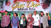 Ketua Umum PKB Muhaimin Iskandar, bersama Wakil Sekjen PBNU, Abdul Mun'im DZ, sastrawan Arswendo Atmowiloto, komedian kirun, pelawak Srimulat, Tarzan dan penulis Agus Sunyoto, Jakarta, Selasa (23/12/2014). (Liputan6.com/Johan Tallo)