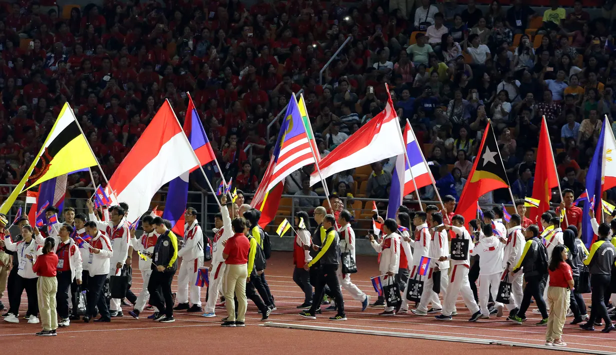 Bendera-bendera negara Asia Tenggara saat upacara penutupan SEA Games 2019 di Stadion New Clark City, Filipina, Rabu (11/12). Filipina menjadi juara umum pada gelaran kali ini. (Bola.com/M Iqbal Ichsan)