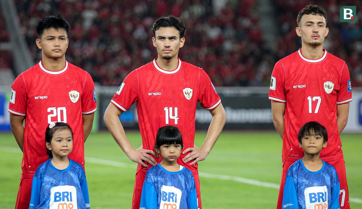 <p>Timnas Indonesia mulai mengenakan jersey jenama lokal sejak 2020-an setelah sebelumnya sempat menggunakan produk luar negeri seperti Nike, Adidas, Uhlsport, Umbro dan Diadora. Mills mulai dikenakan Timnas Indonesia sejak 2020 hingga 2023. Terbaru, Timnas Indonesia menggunakan jersey produksi Erspo yang mulai dikenakan saat menjamu Vietnam pada matchday ketiga Grup F Kualifikasi Piala Dunia 2026 di Stadion Utama Gelora Bung Karno, 21 Maret 2024. (Bola.com/Bagaskara Lazuardi)</p>