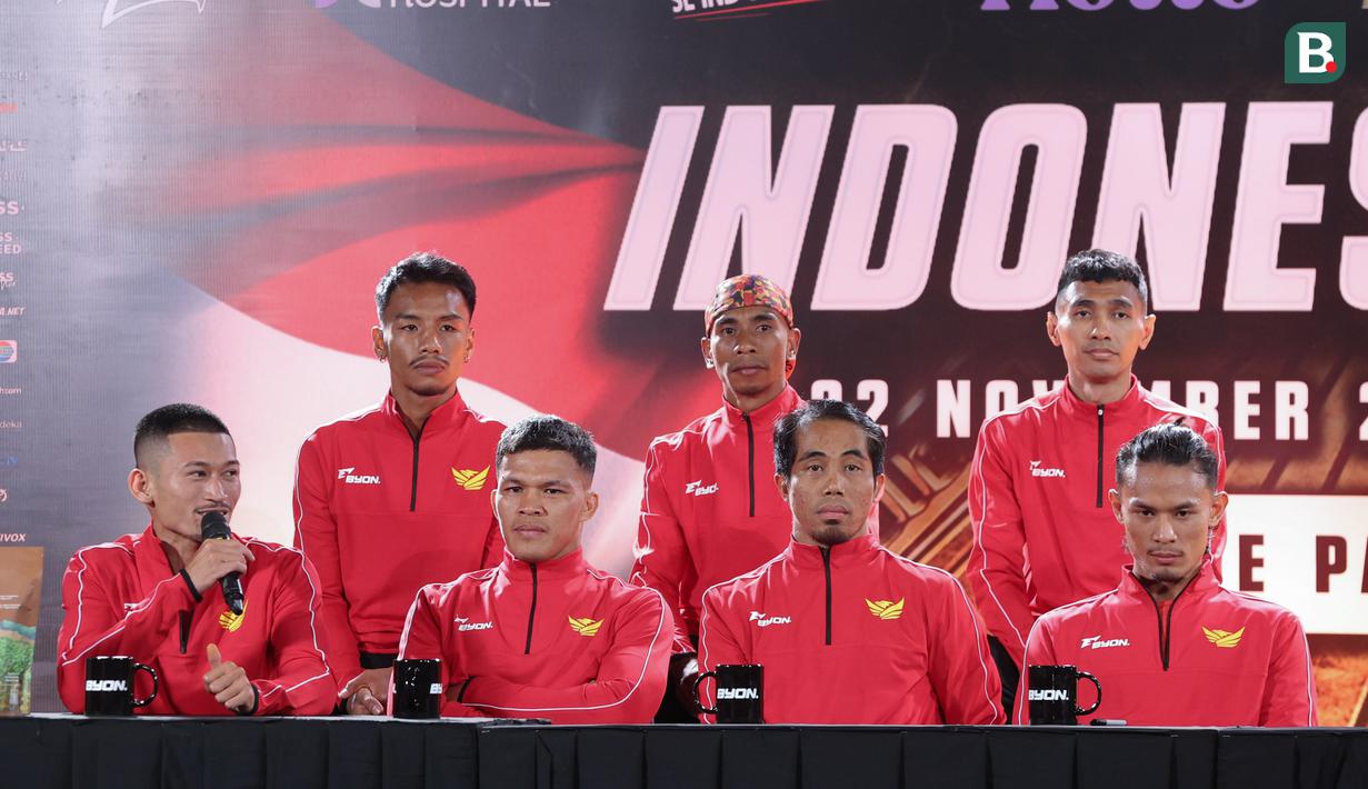 Petarung Indonesia saat jumpa pers Byon Combat Showbiz Vol. 6: Indonesia vs Malaysia II di Tennis Indoor Senayan, Jakarta, Jumat (21/11/2025). (Bola.com/M Iqbal Ichsan)