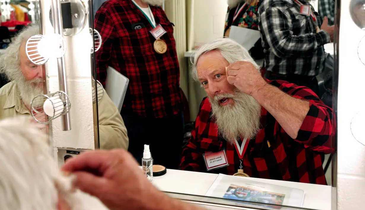Calon Santa mengaplikasikan riasan wajah saat mengikuti kelas di Charles W. Howard Santa Claus School di Midland, Michigan, 27 Oktober 2016. Sekolah ini untuk belajar menjadi seorang Santa Claus yang baik dan menyakinkan. (REUTERS/Christinne Muschi)
