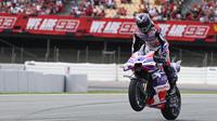 Pembalap Pramac Ducati, Jorge Martin, meraih pole position pada MotoGP San Marino setelah menjadi yang tercepat pada babak kualifikasi yang digelar, Sabtu (9/9/2023) sore WIB. (AFP/Josep Lago)