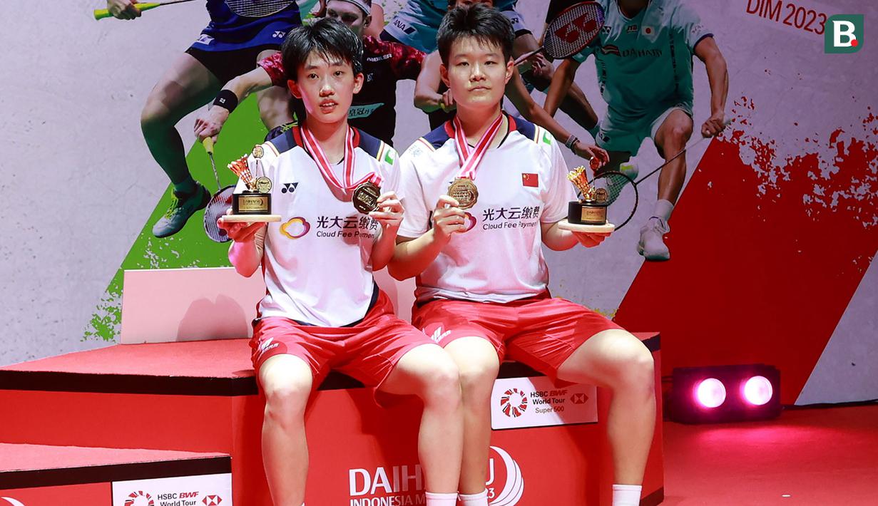 Ganda putri China yang baru dipasangkan, Liu Sheng Shu/Zhang Shu Xian berhasil merebut gelar juara Indonesia Masters 2022/2023 setelah mengalahkan ganda putri Jepang eks peringkat 1 BWF, Yuki Fukushima/Sayaka Hirota dua game langsug 22-20, 21-19 dalam laga final yang berlangsung di Istora Gelora Bung Karno, Senayan, Jakarta, Minggu (29/1/2023). (Bola.com/M Iqbal Ichsan)