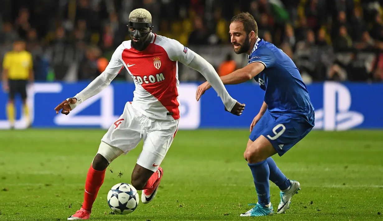 Gelandang AS Monaco, Tiemoue Bakayoko berusaha membawa bola dari kejaran penyerang Juventus, Gonzalo Higuain di leg pertama semifinal Liga Champions di stadion Louis II, Monaco (4/5). Juventus menang atas Monaco dengan skor 2-0. (AFP Photo/Boris Horvat)