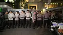 Sejumlah aparat kepolisian Brimob berjaga di depan gerbang rumah tersangka Ketua DPR RI Setya Novanto di Jalan Wijaya 13 No 19, Jakarta Selatan, Rabu (15/11). (Liputan6.com/Johan Tallo)