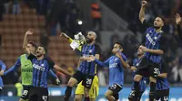 Para pemain Inter Milan merayakan kemenangan atas Sampdoria pada laga Serie A di Stadion Giuseppe Meazza, Selasa (24/10/2017). Inter Milan menang 3-2 atas Sampdoria. (AP/Luca Bruno)