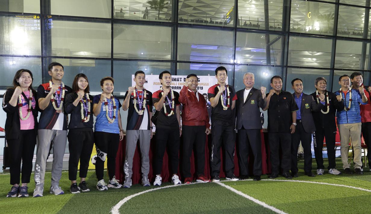 Ketum PP PBSI, Wiranto, saat menyambut kedatangan pasangan ganda putra Indonesia, Mohammad Ahsan/Hendra Setiawan, di Bandara Soekarno-Hatta, Tangerang, Selasa (27/8). Ahsan/Hendra meraih gelar pada Kejuaraan Dunia Bulutangkis 2019. (Bola.com/Yoppy Renato)