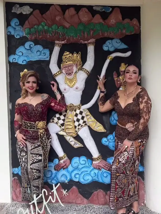 [Fimela] 6 Potret Jennifer Jill Istri Ajun Perwira Kenakan Kebaya Bali