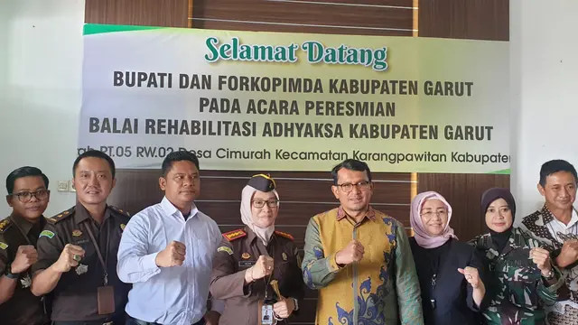 Kajari Garut Neva Sari Susanti bersama Forkopimda Garut selepas peresmian Balai  Rehabilitasi Adhiyaksa di Garut. (Liputan6.com/Jayadi Supriadin)