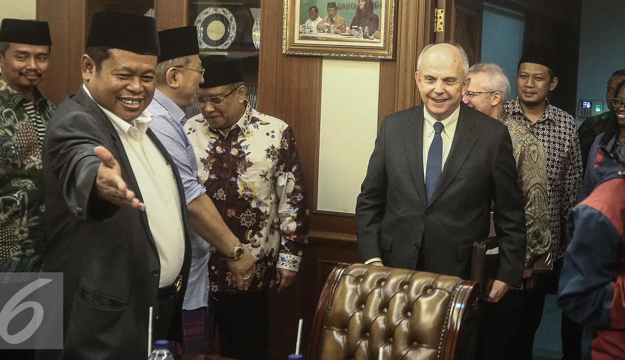 Duta Besar Amerika Serikat untuk Indonesia yang baru Joseph R Donovan (kiri) saat tiba di Gedung PBNU, Jakarta, Kamis (2/2). (Liputan6.com/Faizal Fanani)