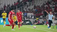 Elkan Baggott dan Kevin Diks bahu membahu mengawal pertahanan Timnas Indonesia melawan Malaysia pada Grup B FIFA ASEAN Cup 2026 di Stadion Utama Gelora Bung Karno, Jakarta, Senin (28/9/2026). Duel berakhir 0-0. (Bola.com/Budy Santoso)