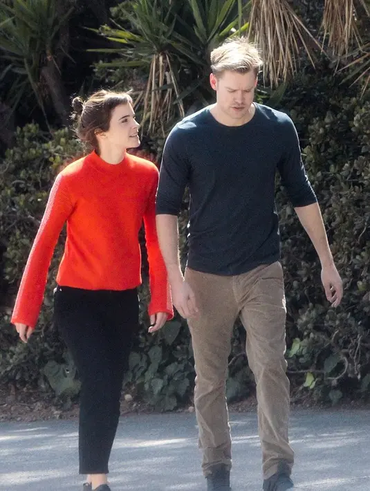 Dilansir dari USMagazine, semua teman-teman Chord sudah mengetahui hubungan mereka meski aktor Glee tersebut tak cerita banyak. (PopSugar)