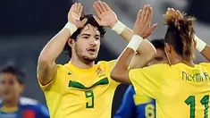 Alexandre Pato (kiri) dan Neymar masing-masing menyumbang dua gol untuk membawa Brasil membekuk Ekuador 4-2 pada laga terakhir Grup C Copa America di Cordoba, 13 Juli 2011. AFP PHOTO/RODRIGO BUENDIA