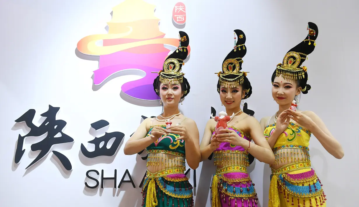 Para aktris memperlihatkan kerajinan tangan di area ekshibisi komprehensif Pameran Perdagangan Jasa Internasional China (China International Fair for Trade in Services/CIFTIS) 2020 di Beijing, China, 5 September 2020. CIFTIS berlangsung pada 4-9 September di Beijing. (Xinhua/Lu Peng)