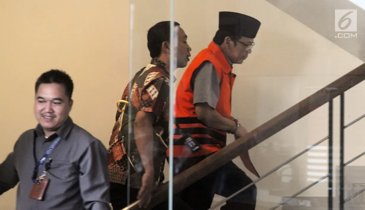 Wakil Ketua DPR Bidang Keuangan nonaktif Taufik Kurniawan (kanan) tiba di Gedung KPK, Jakarta, Selasa (5/3). KPK memeriksa Taufik Kurniawan untuk melengkapai berkas terkait dugaan suap DAK Kebumen TA 2016. (merdeka.com/Dwi Narwoko)