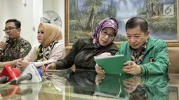 Anggota Dewan Pertimbangan Presiden, Suharso Monoarfa (kanan) memberi keterangan pers di DPP PPP, Jakarta, Sabtu (16/3). Suharso Monoarfa ditunjuk sebagai Plt Ketum PPP menggantikan Romahurmuziy alias Romy. (Liputan6.com/Faizal Fanani)