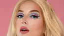 Riasan bagian mata sangat menarik perhatian. Detailnya tak main-main, karena Tasya Farasya memadukan warna-warna lembut seperti pink, biru, ungu dan gliter, dengan softlens biru, dan winged eyeliner yang sangat ikonis dengan boneka Barbie. Foto: Instagram.