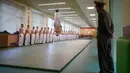 Siswa  melakukan demonstrasi taekwondo di Sekolah Revolusioner Mangyongdae, Korea Utara, 10 April 2018.   Setelah lulus, mereka akan masuk militer dan mengabdi sebagai anggota militer yang merupakan bagian penting di Korut. (ED JONES/AFP)