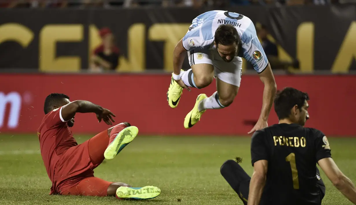 Striker Argentina, Gonzalo Higuain, dilanggar pemain Panama pada laga Grup D Copa America Centenario 2016, di Stadion Soldier Field, Chicago, Amerika Serikat, Sabtu (11/6/2016). (AFP/Omar Torres)