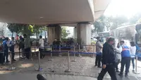 PT Transportasi Jakarta (Transjakarta) menyiapkan Halte Transjakarta Tendean sementara usai dilanda kebakaran pada Senin, 14 Agustus 2023.
