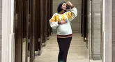 Sinta Mutiara membagikan kabar terbarunya dalam unggahan Instagram. Rupanya, kini ia tengah hamil anak pertama. Sejak menikah, Sinta jarang membagikan potret terbarunya. Sebelum pose dengan baby bump, adik artis ini hanya berfoto selfie menunjukkan wajahnya yang cantik. (Liputan6.com/IG/@sintamutiarabell)