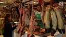 Suasana jual beli daging sapi di Pasar Senen, Jakarta, Selasa (29/5). Rata-rata pedagang masih menjual daging sapi seharga Rp 120 ribu per kilogram. (Liputan6.com/Angga Yuniar)