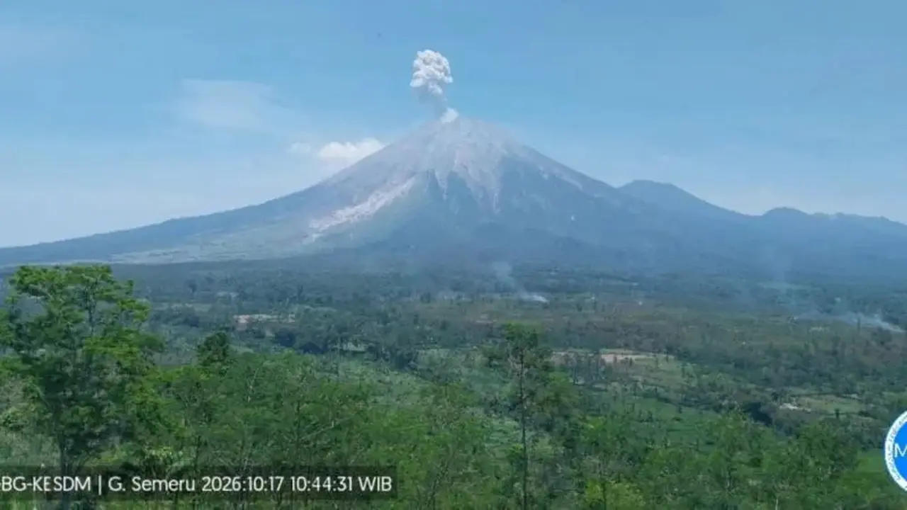 Gunung Semeru Erupsi Tiga Kali Beruntun, Kolom Abu Tembus 1 Kilometer