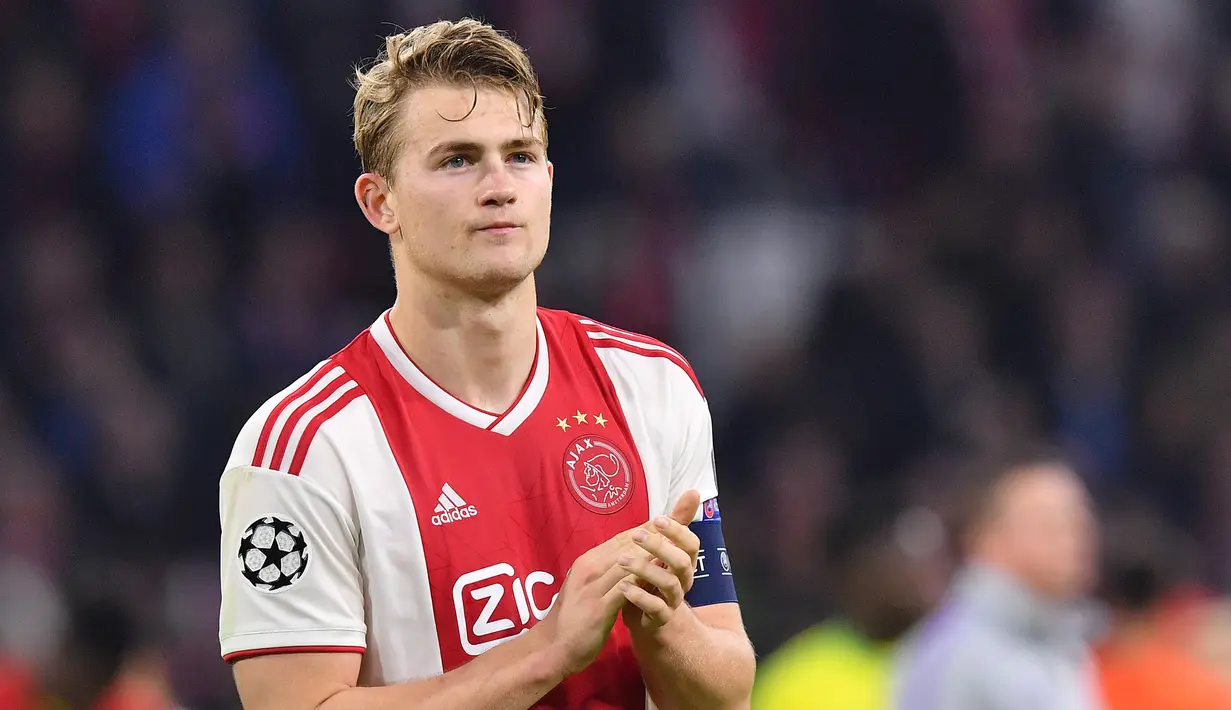 1. Matthijs de Ligt (Juventus) - Mantan bek Ajax ini didatangkan Si Nyonya Tua dengan harga mahal tentu dengan pertimbangan matang. Jiwa kepemimpinan serta kemampuannya membaca serangan lawan dengan tenang menjadi nilai lebihnya. (AFP/Emmanuel Dunand)