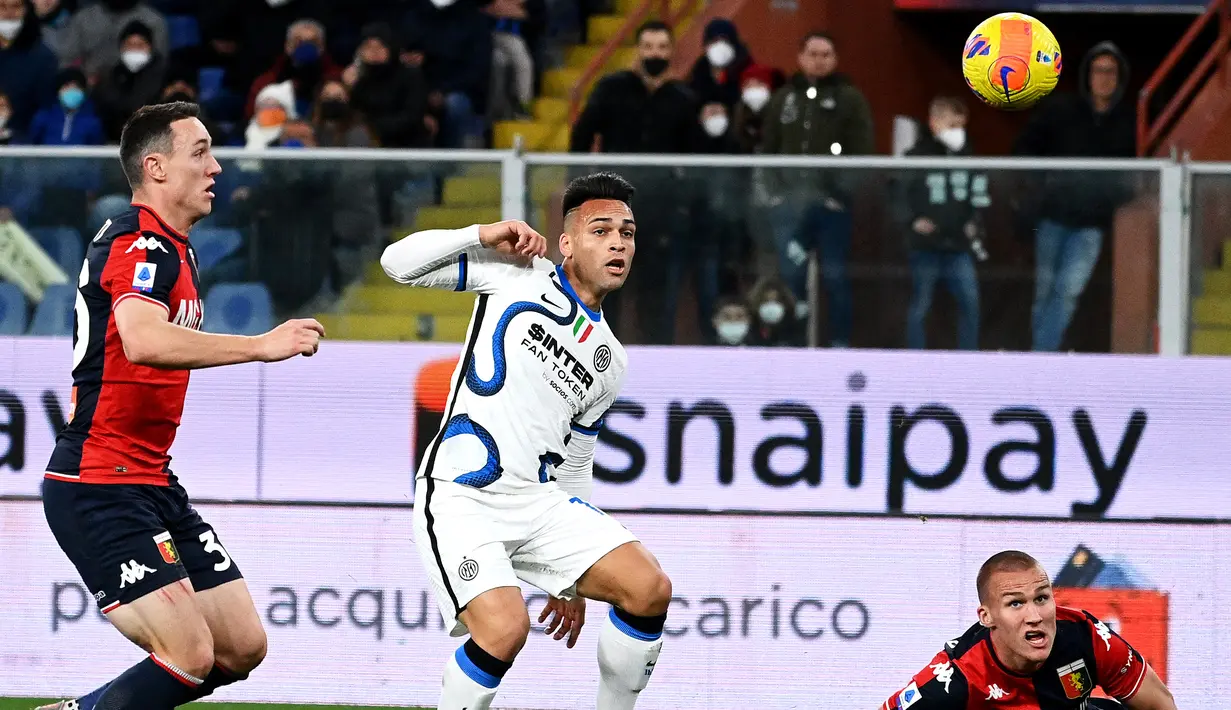 Namun akibat buruknya penyelesaian akhir para pemain Inter, gawang Genoa pun nyaris tanpa ancaman berarti. Sepanjang laga, Lautaro Martinez dan kawan-kawan hanya mampu melepaskan 4 kali shoot on target. (AFP/Vincenzo Pinto)