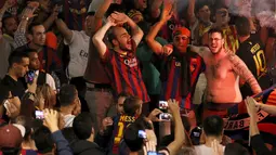 Terlihat tiga orang pendukung Barcelona bergembira saat merayakan keberhasilan Barcelona menjuarai La Liga Spanyol di Barcelona, Spanyol (18/5/2015). Barcelona juara setelah mengalahkan Atletico Madrid 1-0. (REUTERS/Gustau Nacarino)