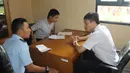 Petugas memeriksa salah satu kru pesawat asal Singapura guna menggali motif melintasi NKRI tanpa izin di Pontianak, Kalimantan Barat, Selasa (28/10/2014). (Liputan6.com/Raden AMP)
