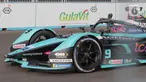 Pembalap Jaguar TCS Mitch Evans (kiri) beradu kecepatan pada balapan Formula E seri kesembilan di Jakarta International E-Prix Circuit (JIEC), Jakarta, Sabtu (4/6/2022). Pembalap Jaguar TCS Mitch Evans menjadi pemenang usai menjadi yang tercepat menyelesaikan putaran 40 lap dengan catatan waktu 48 menit 28, 424 detik. (Liputan6.com/Herman Zakharia)