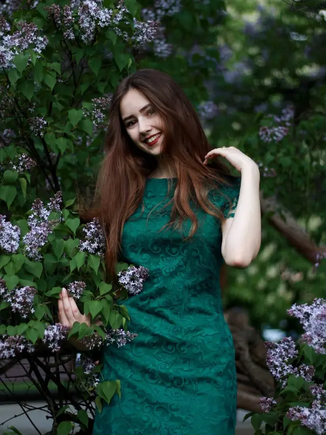 4 Gaya Menawan Vika Kolesnaya dalam Balutan Dress Brokat, Bikin Terpukau