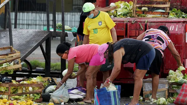 FOTO: Dilanda Kelaparan, Warga Brasil Kumpulkan Sisa Buah dan Sayur Buangan