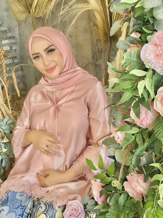 6 Potret Maternity Yulita MasterChef, Anggun dengan Floral Head