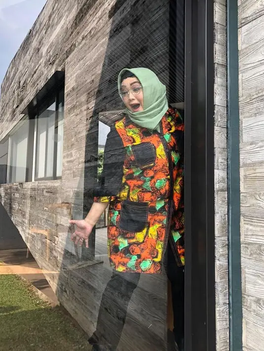 Lebih lanjut Teddy menceritakan kalau Rina sebelumnya memiliki penyakit bawaan seperti Asma dan Sinus. Ia pun tak mengetahui, apakah saat meninggal dunia sang istri sudah terbebeas dari virus Covid-19 atau belum karena hanya tim dokter yang bisa menjawab. (Instagram/rinaguanawan74)