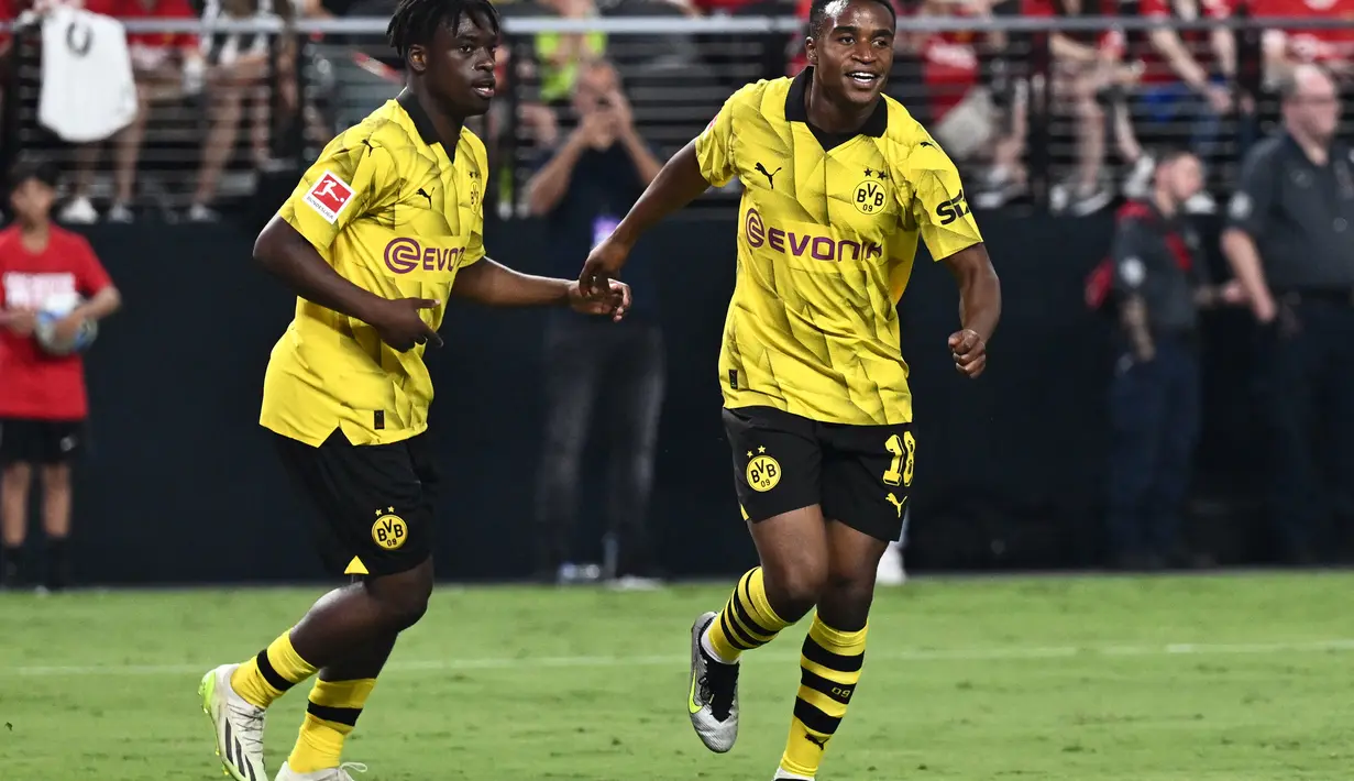 Tiga gol Dortmund dicetak oleh Donyell Malen (43' dan 44') dan Youssoufa Moukoko (71'). (AFP/Patrick T. Fallon)