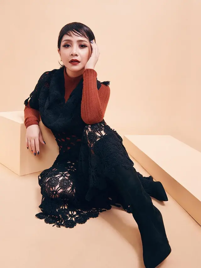 6 Gaya Pemotretan Nagita Slavina dengan Makeup Tebal, Bikin Pangling