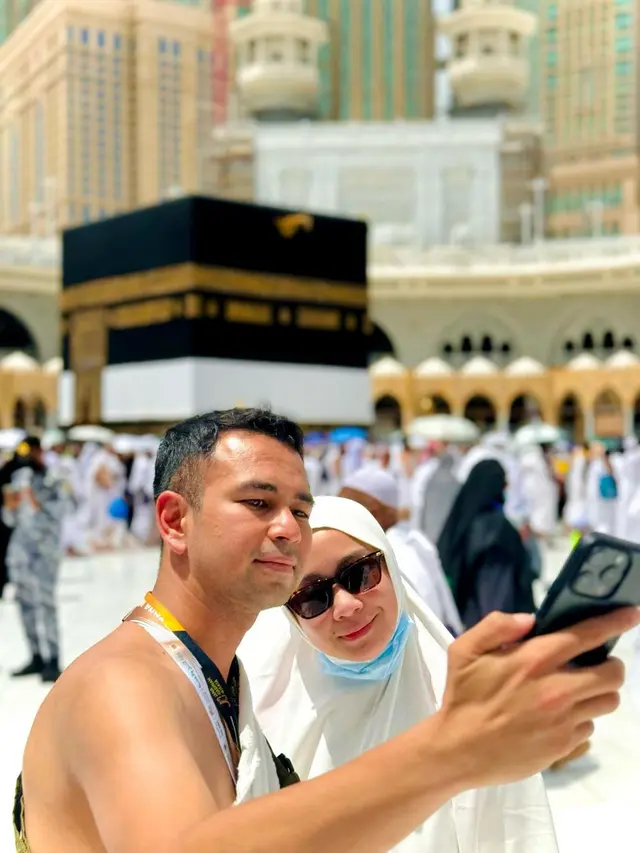 Raffi dan Nagita di Tanah Suci untuk Ibadah Haji