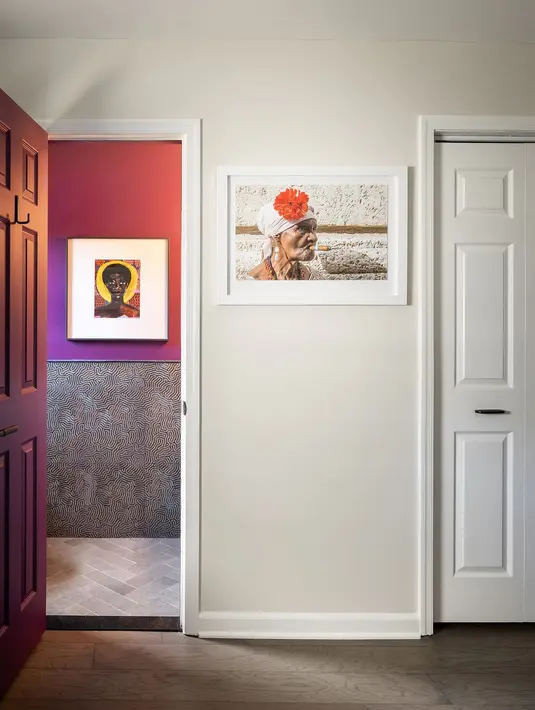 Moody Hues adalah warna yang lebih gelap, namun akan terlihat serasi jika berdekatan dengan warna yang lebih terang. Warna-warna ini akan memberikan kedalaman visual dan definisi ruang yang lebih jelas. Foto: Good House Keeping.