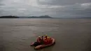 Pasukan penanggulangan bencana berpatroli di sepanjang sungai Brahmaputra, kota Gauhati, India, Selasa (30/5). Beberapa negara bagian di India timur laut mengalami hujan deras sebagai efek topan Mora yang melanda selatan Bangladesh. (AP Photo/Anupam Nath)