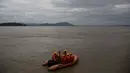 Pasukan penanggulangan bencana berpatroli di sepanjang sungai Brahmaputra, kota Gauhati, India, Selasa (30/5). Beberapa negara bagian di India timur laut mengalami hujan deras sebagai efek topan Mora yang melanda selatan Bangladesh. (AP Photo/Anupam Nath)