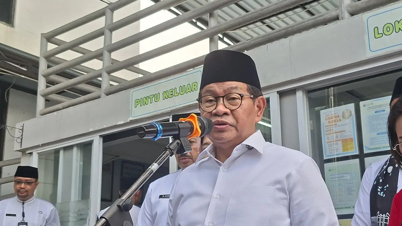 Gubernur DKI Jakarta Pramono Anung di Puskesmas Kebayoran Lama, Jakarta Selatan, Jumat (9/1/2026).
