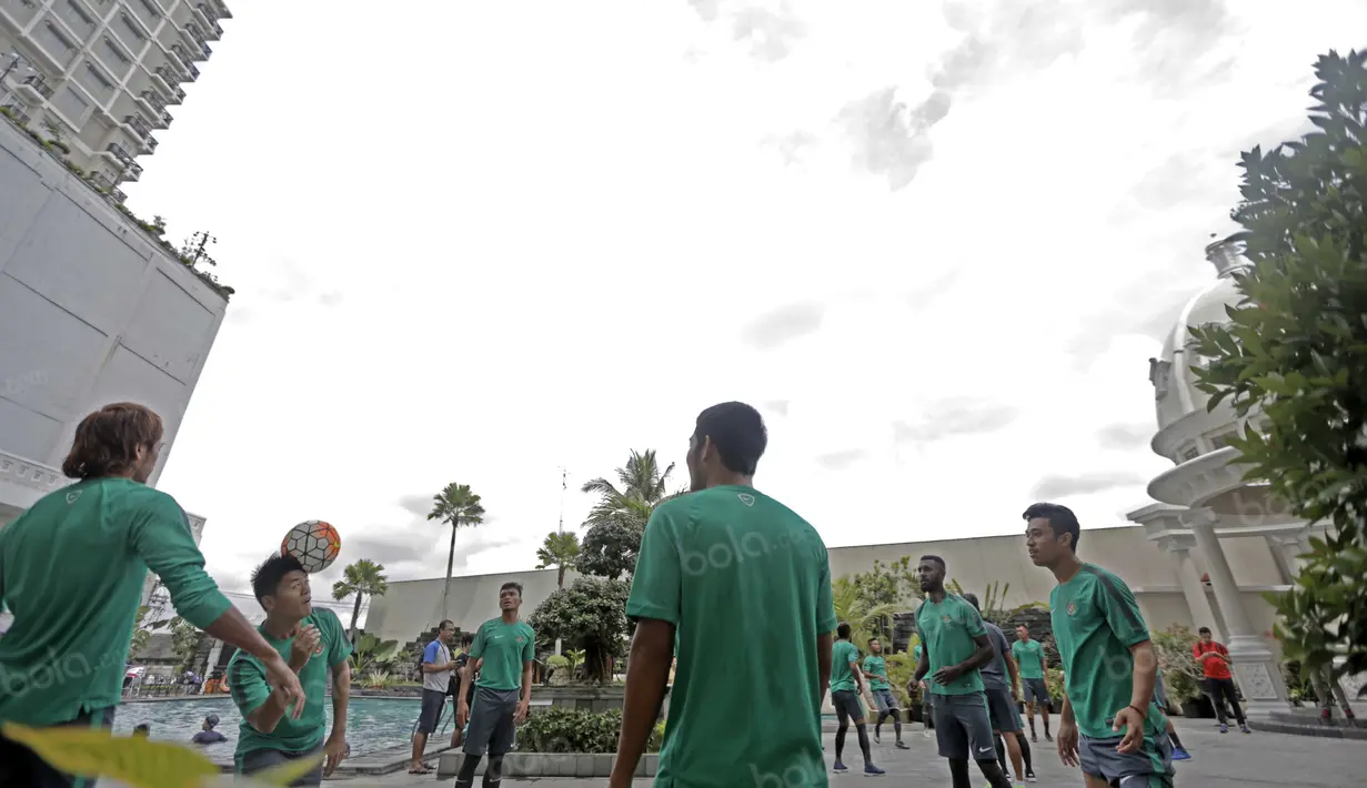 Sesi latihan ringan dan santai ala Timnas Indonesia di kolam renang Hotel Sahid Rich, Yogyakarta, Minggu (9/10/2016). (Bola.com/Nicklas Hanoatubun)