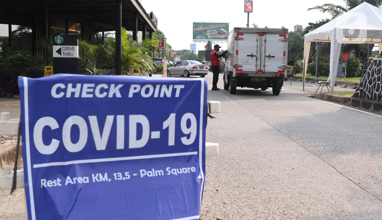 Petugas mengecek salah satu mobil di Rest Area KM 13,5 Palm Square Tol Jakarta-Tangerang, Jumat (29/5/2020). Penerepan parkir berjarak dan pengecekan suhu tubuh di area tersebut diberlakukan untuk menekan penyebaran Covid-19. (Liputan6.com/Angga Yuniar)
