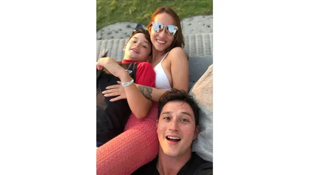 6 Momen Mesra Mike Lewis dan Janisaa Setelah Bertunangan, Semakin Lengket