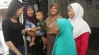 Puteri Indonesia 2019 Frederika Alexis Cull ikut blusukan ke kampung pemulung untuk mencari data anak-anak tanpa akta kelahiran. Informasi tersebut akan disampaikan di ajang internasional di Malaysia. (dok. Voice for the Voiceless/Dinny Mutiah)