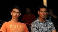 Dua pemain muda timnas Indonesia, Gavin Kwan Adsit (kiri) dan Ravi Murdianto hadir dalam jumpa pers perkenalan pelatih baru klub Mitra Kukar di Jakarta, (11/12/2014). (Liputan6.com/Helmi Fithriansyah)