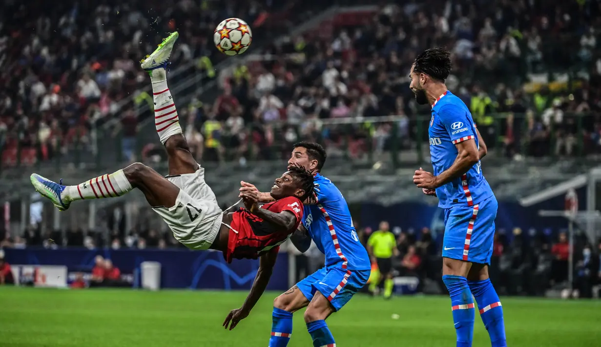 Milan masih mampu mendominasi jalannya laga. Bahkan pada menit ke-38, mereka nyaris mencetak gol melalui Leao. Sayangnya tendangan akrobatik pemain Portugal itu dari ujung kotak penalti cuma menghantam mistar gawang. (AFP/Miguel Medina)