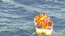 Tujuh penumpang ditemukan terombang-ambing selama empat hari di atas perahu penyelamat di tengah Samudra Pasifik, Minggu (28/1). Penemuan korban selamat itu merupakan hasil kerjasama antara Selandia Baru dan Fiji. (HO/NEW ZEALAND DEFENCE FORCE/AFP)